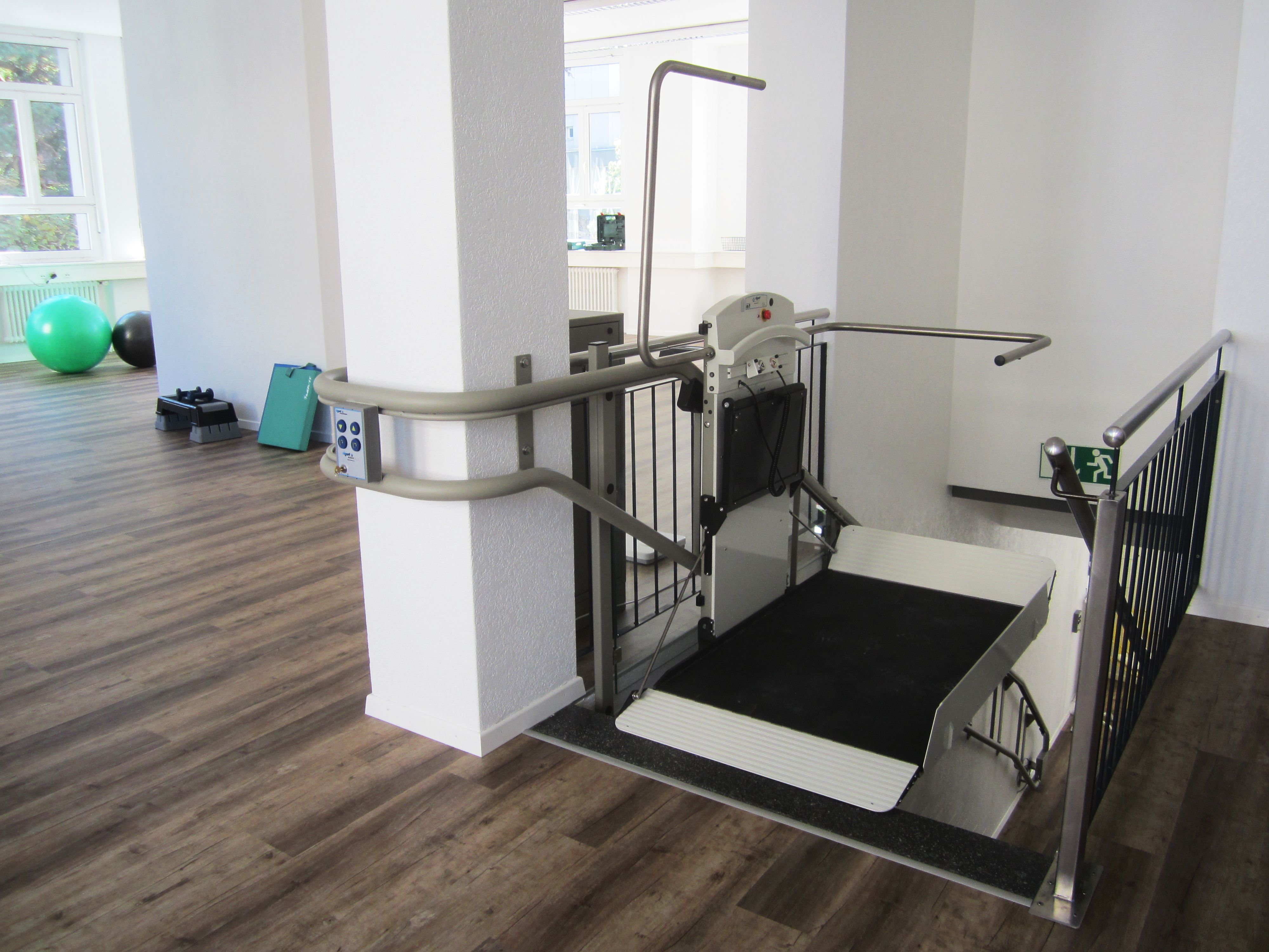 Plateforme élévatrice pour fauteuil roulant